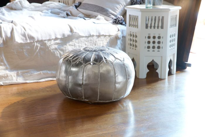 Pouf-Metallic-Leather-SilveronSilver-LP0016_med_64e291fb-707c-4fce-b510-9c6c51fe5632